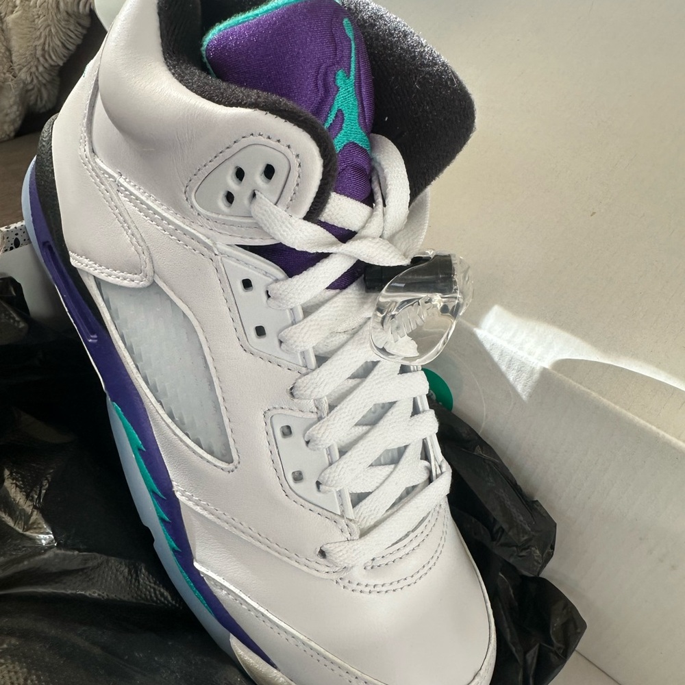 Jordan Air Retro 6 White and Black Sneakers - Picture 2 of 8